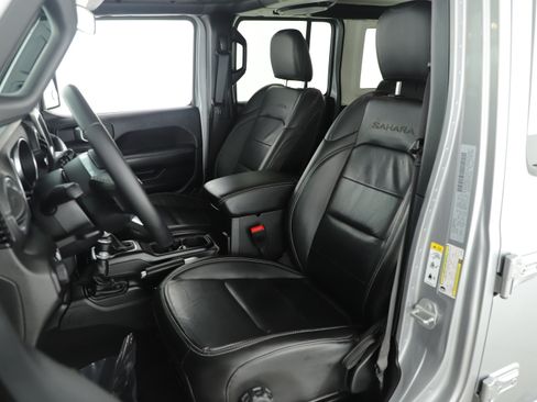 Used 2018 Jeep Wrangler Unlimited Sahara image 7