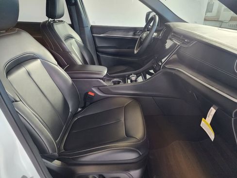 Certified 2025 Jeep Grand Cherokee L Limited w/ Black Appearance Package AWD/4WD image 19