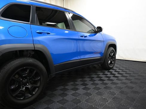 Used 2019 Jeep Cherokee Trailhawk w/ Comfort/Convenience Group AWD/4WD image 20