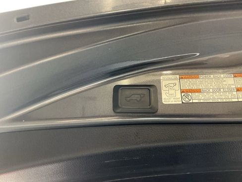 Used 2017 Toyota RAV4 Limited image 27