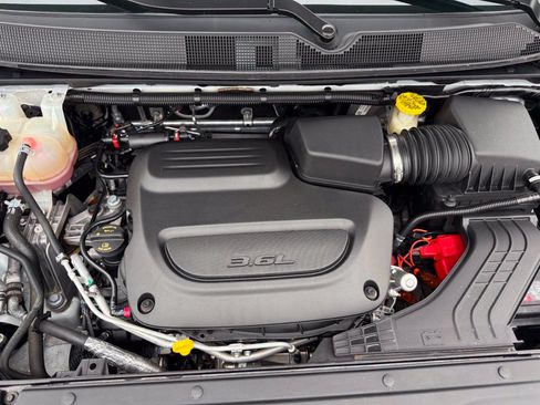 Used 2020 Chrysler Pacifica Touring-L FWD image 11