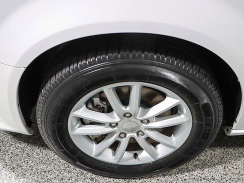 Used 2019 Dodge Grand Caravan SXT image 11