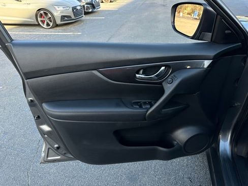 Used 2018 Nissan Rogue SV image 13