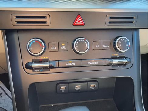 Used 2024 Kia Carnival LX image 6