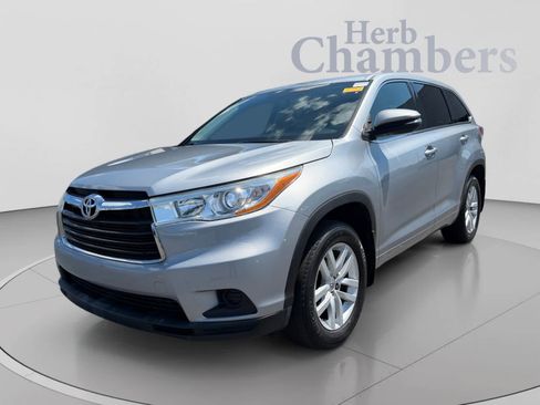 Used 2014 Toyota Highlander LE AWD/4WD image 11