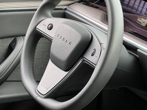 Used 2023 Tesla Model X image 29