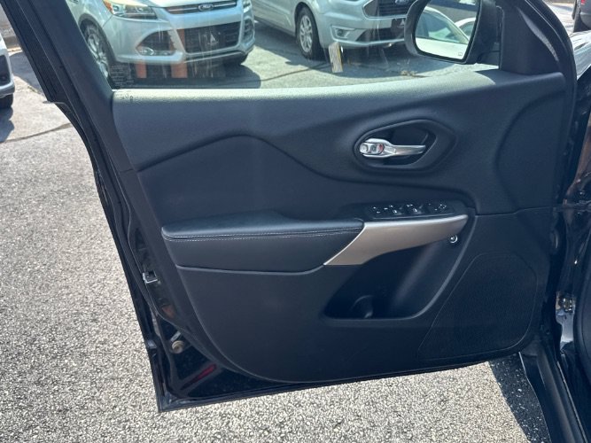 Used 2018 Jeep Cherokee Latitude w/ Cold Weather Group FWD image 18