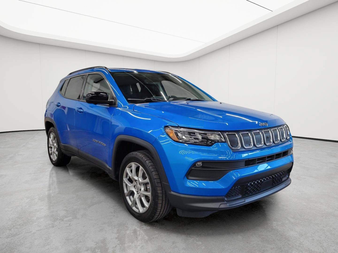 Used 2022 Jeep Compass Latitude AWD/4WD image 2