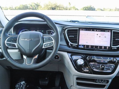 Used 2024 Chrysler Pacifica Limited FWD image 14
