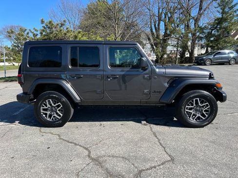 Used 2025 Jeep Wrangler Unlimited Sahara AWD/4WD image 12