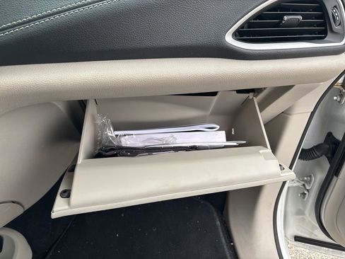 Used 2022 Chrysler Pacifica Touring-L image 28