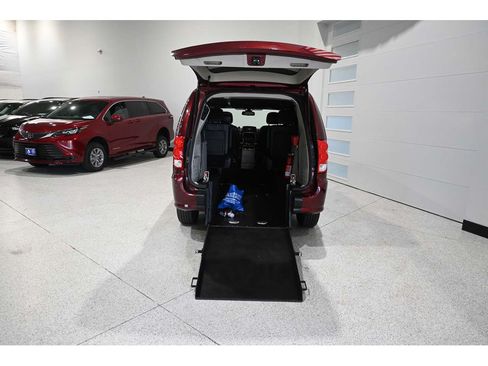 Used 2020 Dodge Grand Caravan SXT FWD image 18