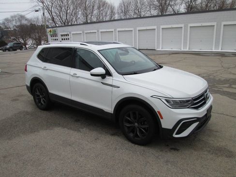 Used 2022 Volkswagen Tiguan SE w/ Panoramic Sunroof Package image 4