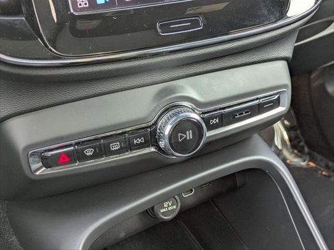 Used 2023 Volvo XC40 Recharge Plus image 20