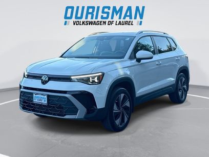 Used 2025 Volkswagen Taos SE w/ Panoramic Sunroof Package