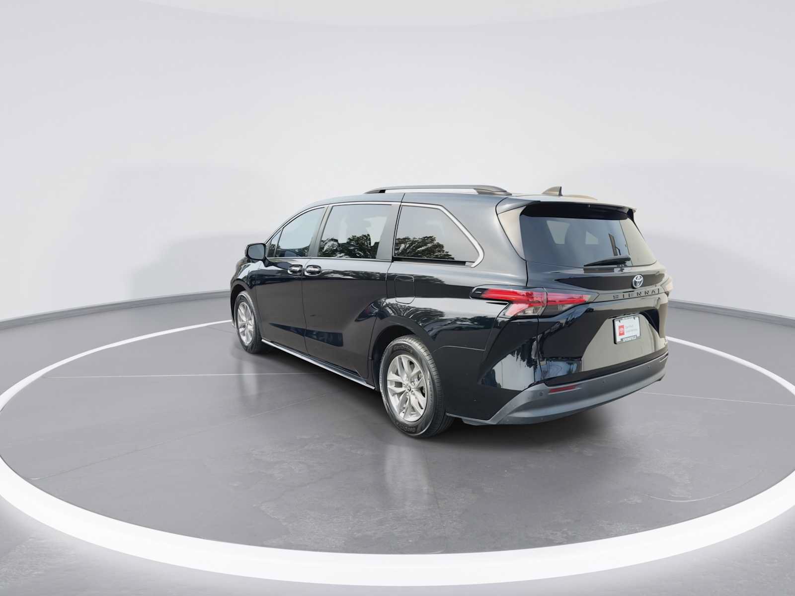 Certified 2022 Toyota Sienna XLE w/ XLE Plus Package FWD image 6