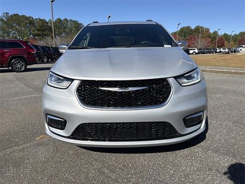 Used 2024 Chrysler Pacifica Pinnacle image 2