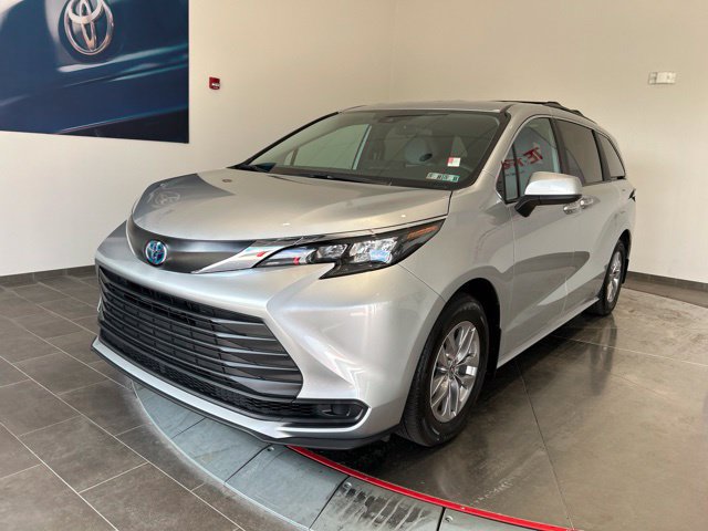 Used 2025 Toyota Sienna LE AWD/4WD image 3