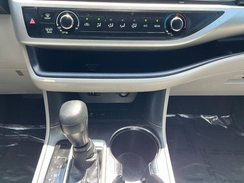Used 2015 Toyota Highlander LE FWD image 13
