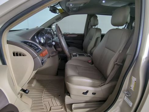 Used 2013 Chrysler Town & Country Touring FWD image 18