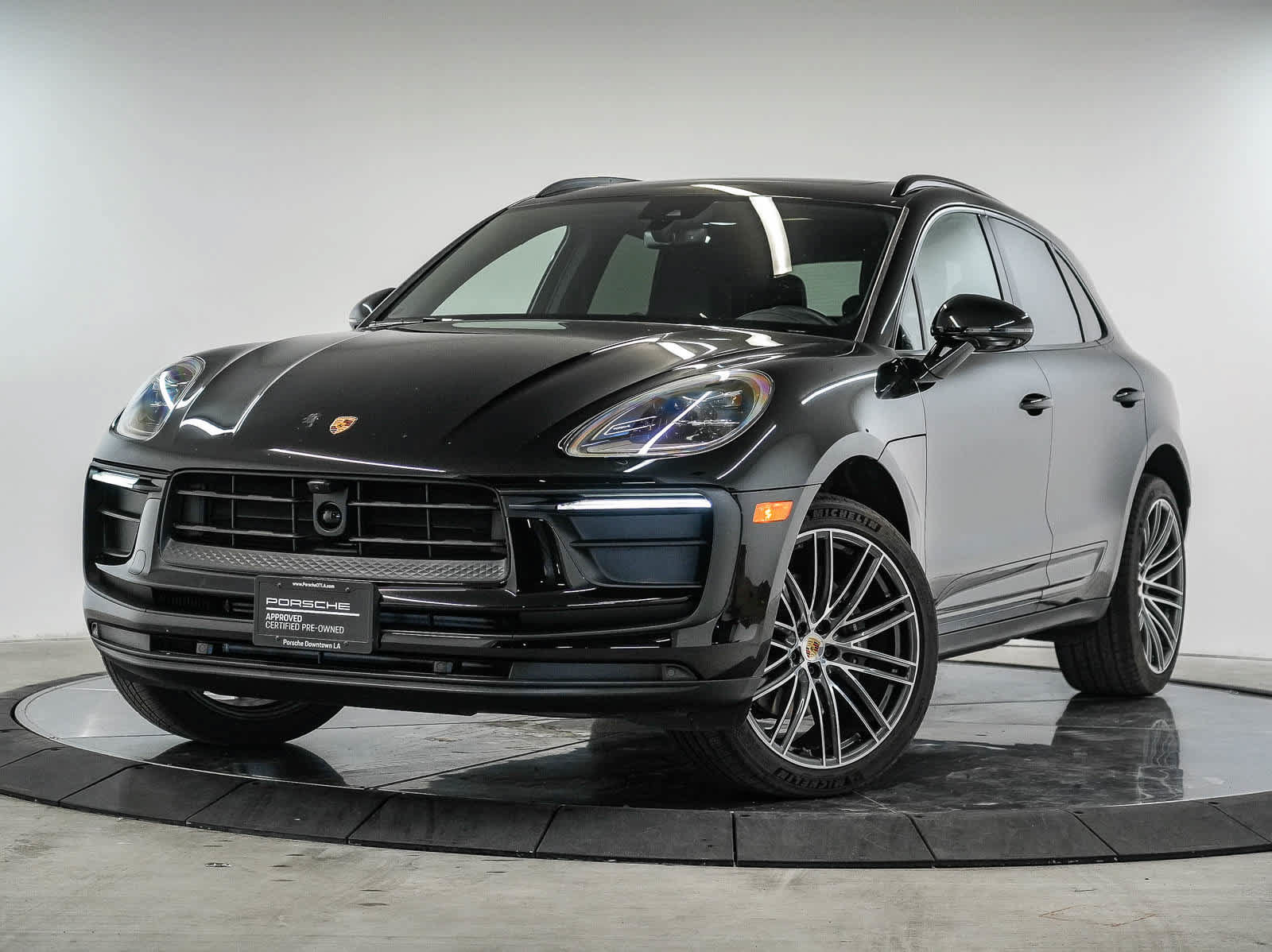 Certified 2026 Porsche Macan AWD/4WD image 1