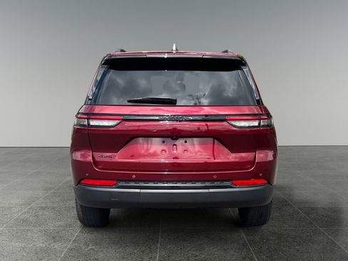 Used 2024 Jeep Grand Cherokee Altitude image 7