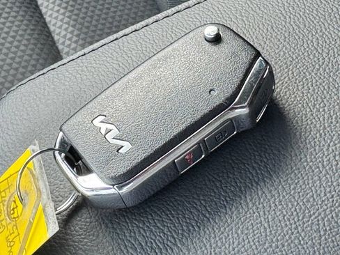 Used 2025 Kia Soul LX w/ LX Technology Package FWD image 30