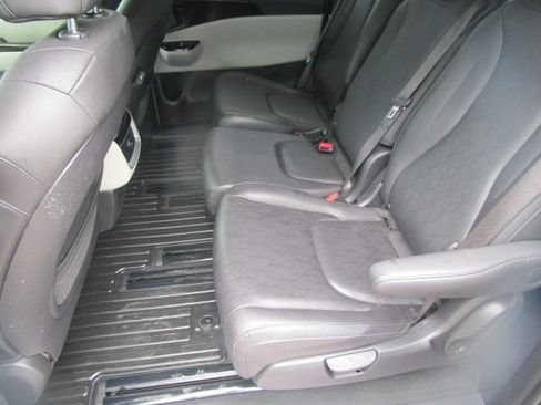 Used 2024 Kia Carnival EX FWD image 5