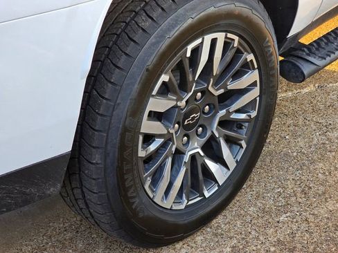 Used 2025 Chevrolet Suburban Z71 image 8