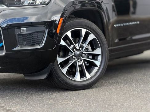 Used 2023 Jeep Grand Cherokee Overland w/ Advanced Protech Group III AWD/4WD image 3