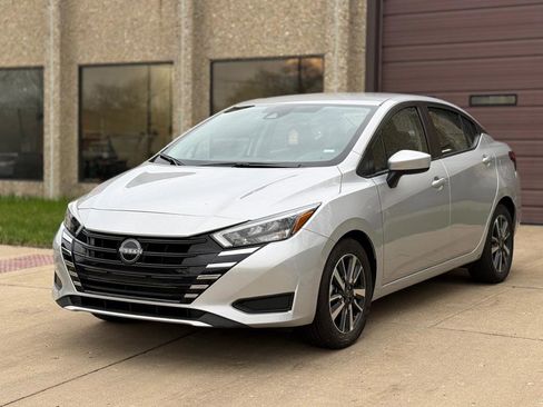Used 2025 Nissan Versa SV image 3