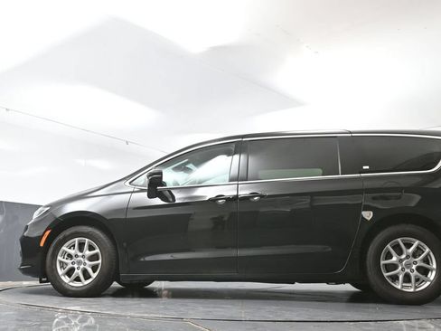 Used 2024 Chrysler Pacifica Touring-L FWD image 54