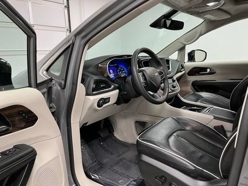 Used 2023 Chrysler Pacifica Limited FWD image 17