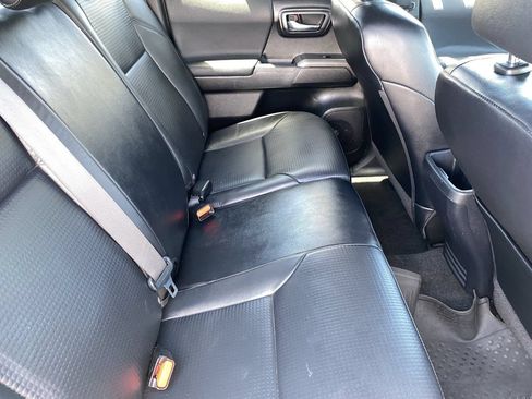 Used 2019 Toyota Tacoma TRD Off-Road AWD/4WD image 12