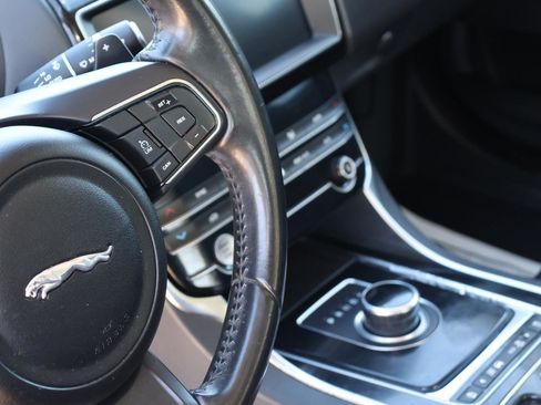 Used 2019 Jaguar XE Premium image 30