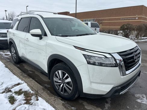 Used 2023 Nissan Pathfinder SL image 3