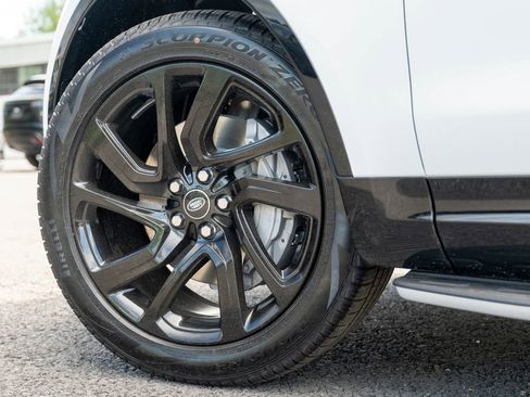 New 2025 Land Rover Discovery Dynamic SE image 9