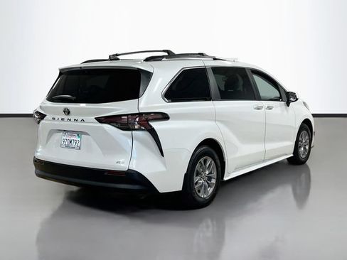 Used 2026 Toyota Sienna XLE FWD image 7