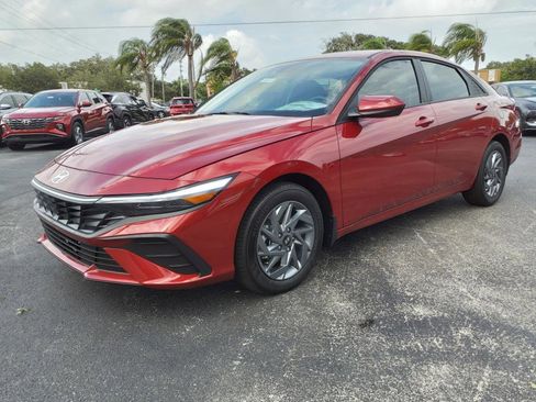 Used 2025 Hyundai Elantra Blue image 16