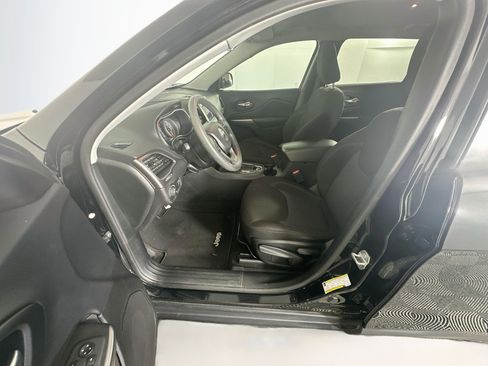 Used 2019 Jeep Cherokee Latitude w/ Popular Appearance Group FWD image 13