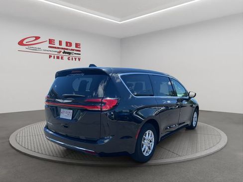 Used 2023 Chrysler Pacifica Touring-L FWD image 10