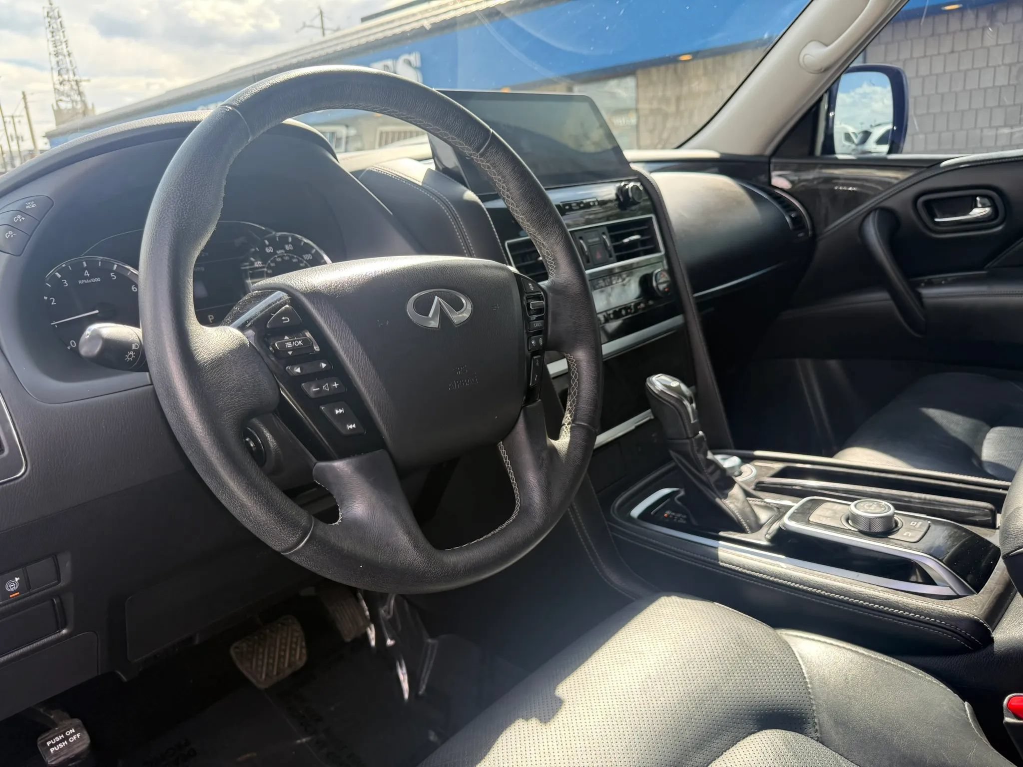 Used 2023 INFINITI QX80 Luxe w/ Cargo Package AWD/4WD image 18