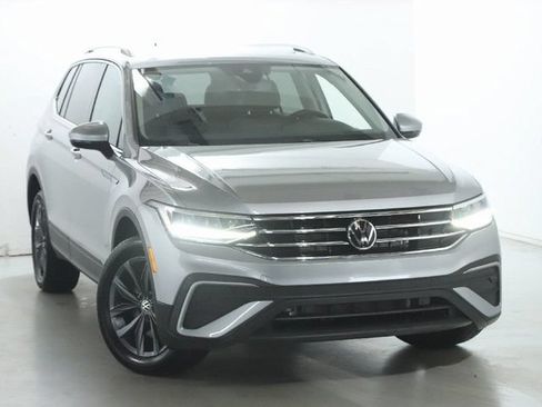 Certified 2022 Volkswagen Tiguan SE AWD/4WD image 2