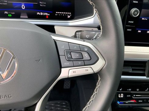 Certified 2025 Volkswagen Taos SE image 19