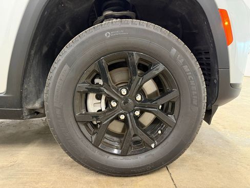 Used 2025 Jeep Grand Cherokee L Altitude RWD image 27