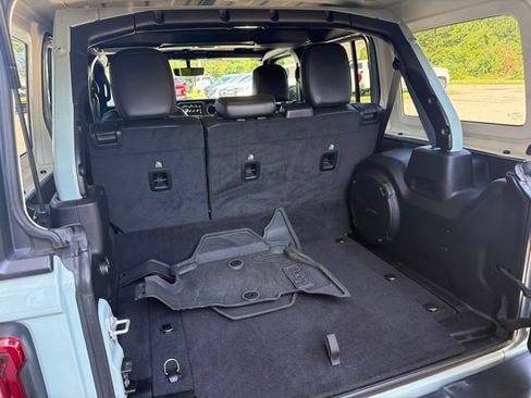 Used 2023 Jeep Wrangler Unlimited Sahara AWD/4WD image 16