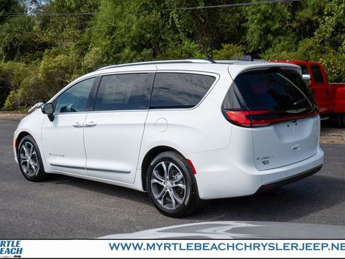 New 2026 Chrysler Pacifica Pinnacle image 4