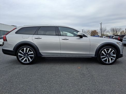 Used 2024 Volvo V90 B6 Cross Country Ultimate image 7