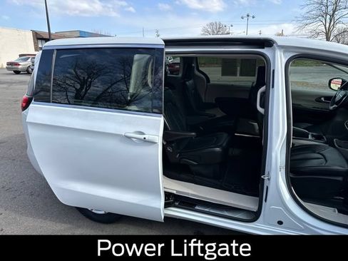 Used 2024 Chrysler Pacifica Touring-L FWD image 17