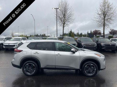 Used 2024 Nissan Rogue SV AWD/4WD image 3
